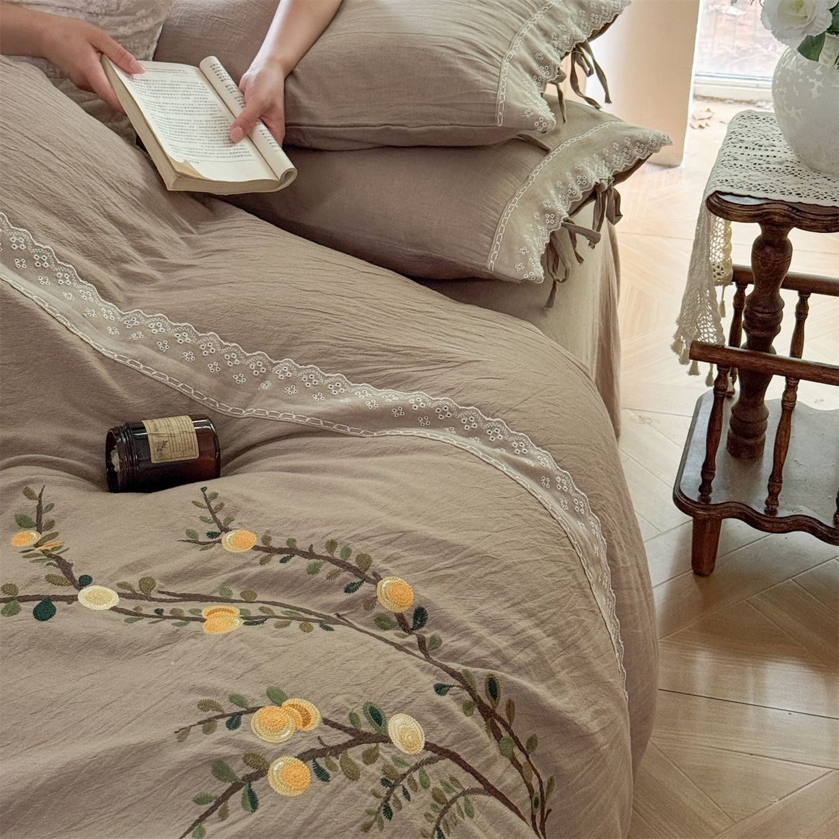 91家纺网 家纺一手货源 找家纺 美娘阁 2025新款长绒棉全棉提花居家款四件套-依初 依初(卡其）