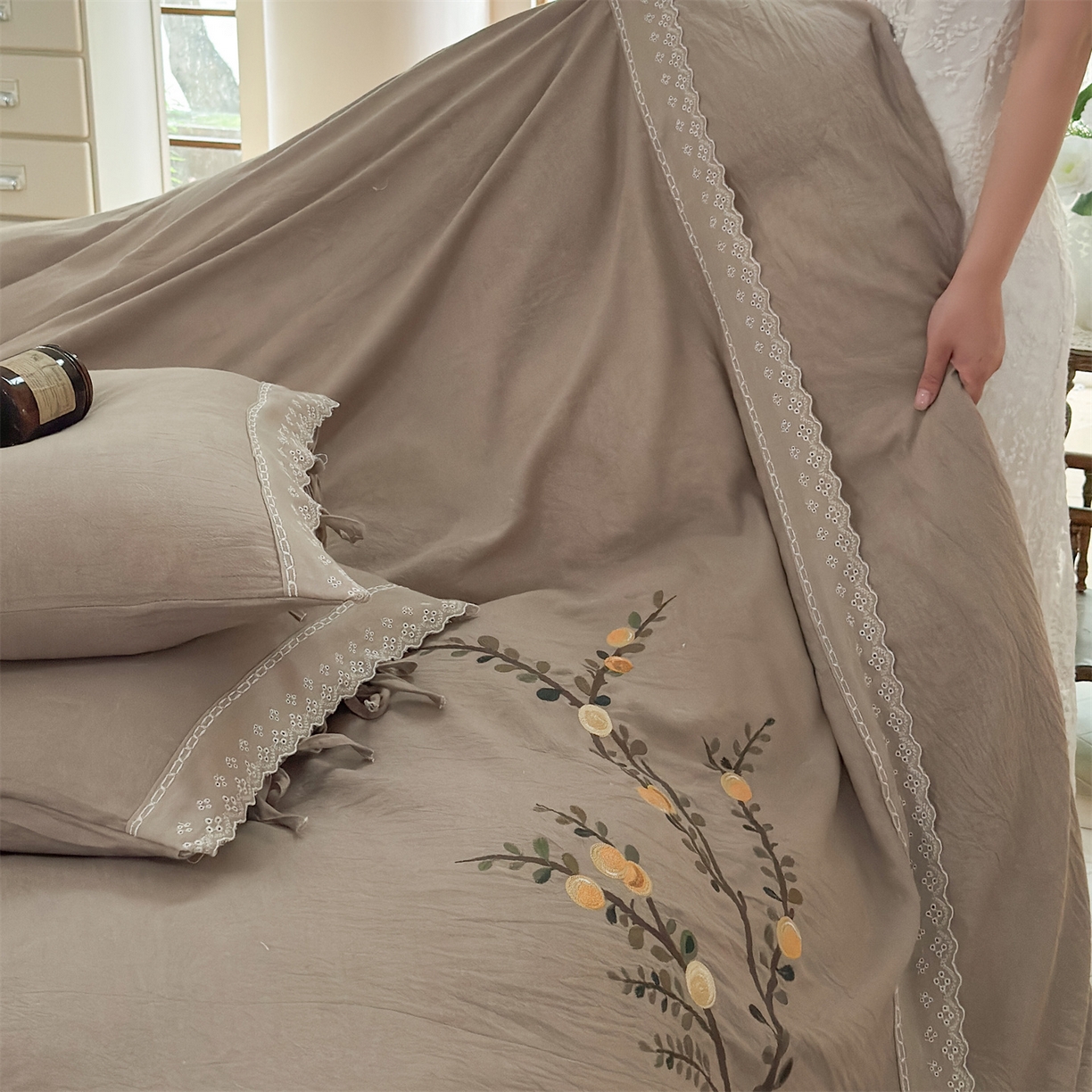 91家纺网 家纺一手货源 找家纺 美娘阁 2025新款长绒棉全棉提花居家款四件套-依初 依初(卡其）