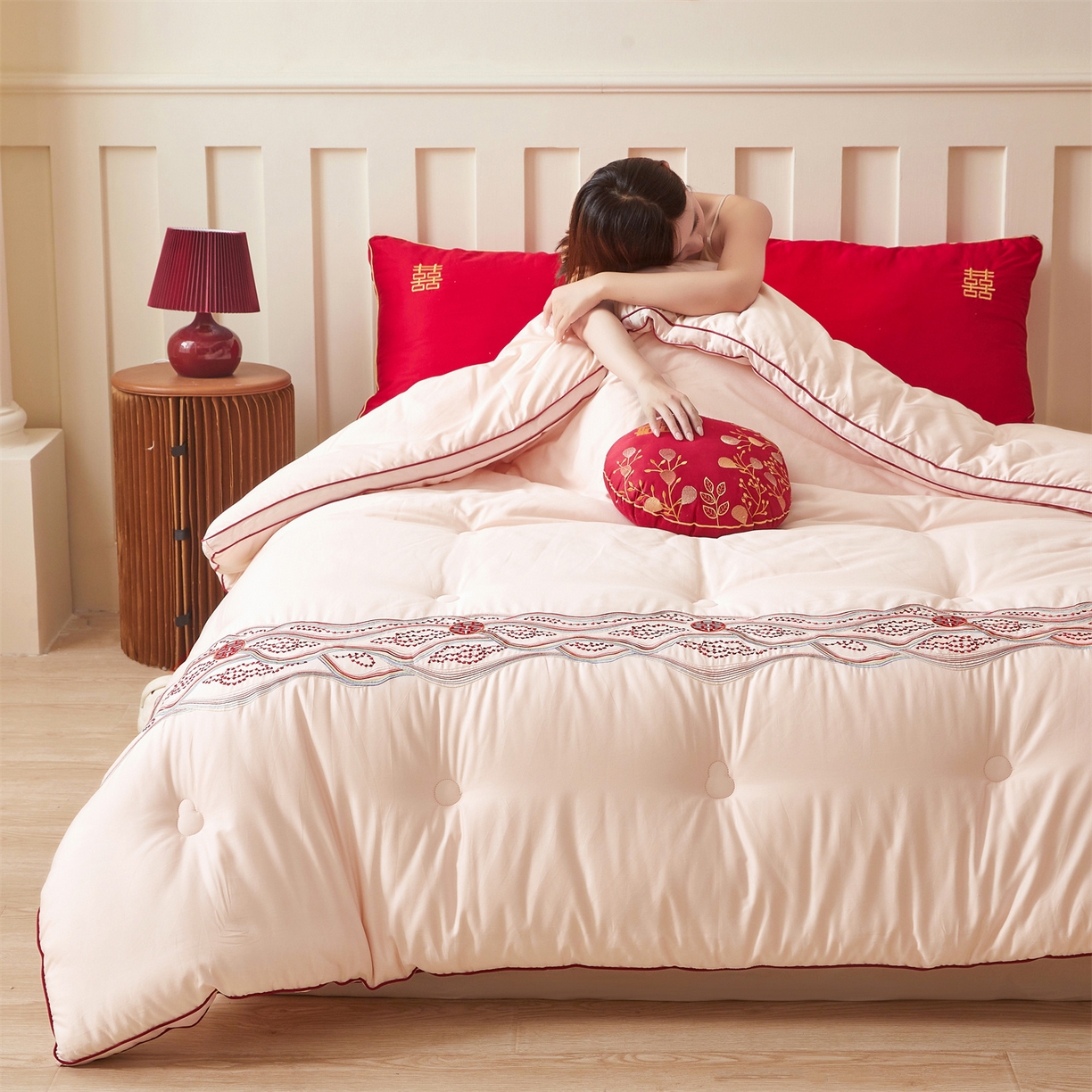 91家纺网 家纺一手货源 找家纺 （总）歌历斯家纺 2025新款60吾家有喜喜庆被婚庆被绣花冬被全棉冬被立体边被子被芯四季被春秋被夏被