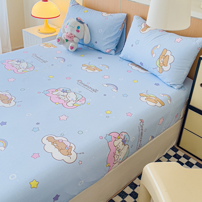 91家纺网 家纺一手货源 找家纺 金丝鸟家纺 2025新款三丽鸥系列全棉斜纹13370单品床笠 彩虹大耳朵狗