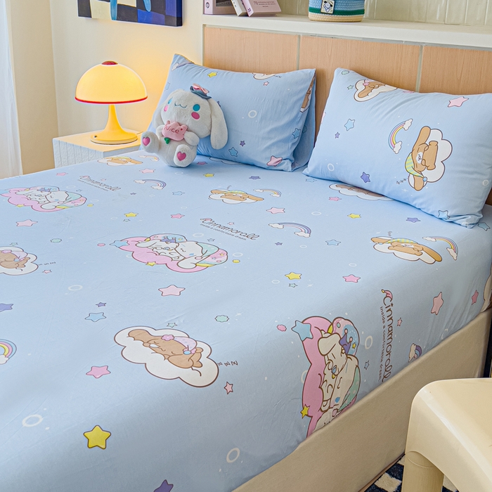 91家纺网 家纺一手货源 找家纺 金丝鸟家纺 2025新款三丽鸥系列全棉斜纹13370单品床笠 彩虹大耳朵狗