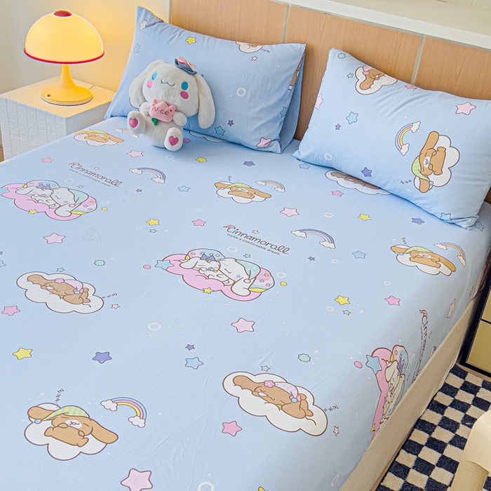 91家纺网 家纺一手货源 找家纺 金丝鸟家纺 2025新款三丽鸥系列全棉斜纹13370单品床笠 彩虹大耳朵狗