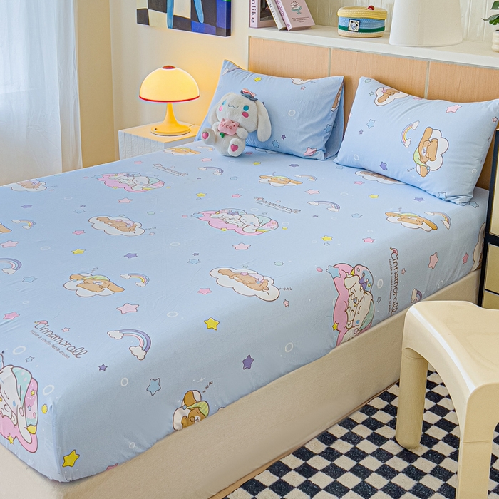 91家纺网 家纺一手货源 找家纺 金丝鸟家纺 2025新款三丽鸥系列全棉斜纹13370单品床笠 彩虹大耳朵狗