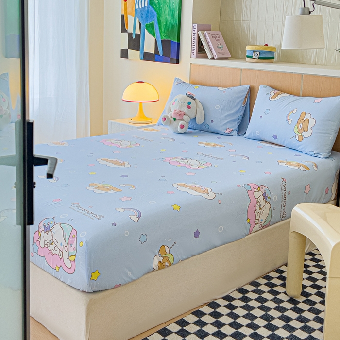 91家纺网 家纺一手货源 找家纺 金丝鸟家纺 2025新款三丽鸥系列全棉斜纹13370单品床笠 彩虹大耳朵狗