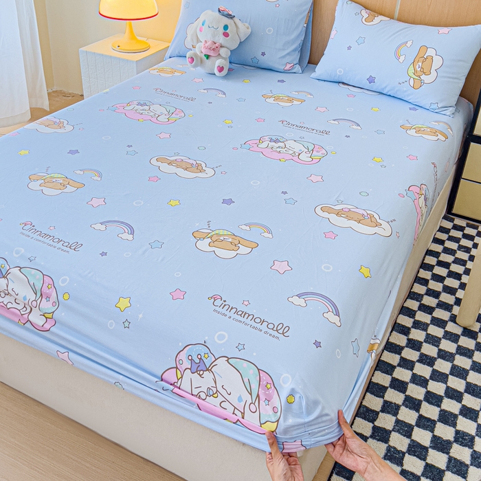 91家纺网 家纺一手货源 找家纺 金丝鸟家纺 2025新款三丽鸥系列全棉斜纹13370单品床笠 彩虹大耳朵狗