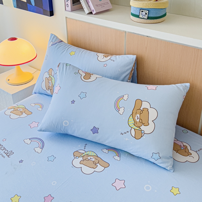 91家纺网 家纺一手货源 找家纺 金丝鸟家纺 2025新款三丽鸥系列全棉斜纹13370单品床笠 彩虹大耳朵狗