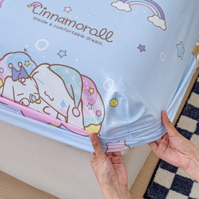 91家纺网 家纺一手货源 找家纺 金丝鸟家纺 2025新款三丽鸥系列全棉斜纹13370单品床笠 彩虹大耳朵狗