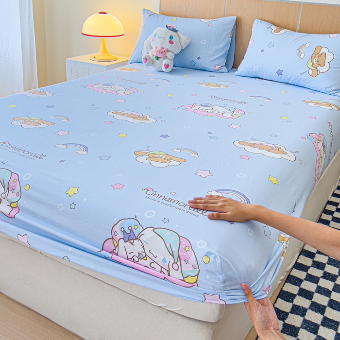 91家纺网 家纺一手货源 找家纺 金丝鸟家纺 2025新款三丽鸥系列全棉斜纹13370单品床笠 彩虹大耳朵狗