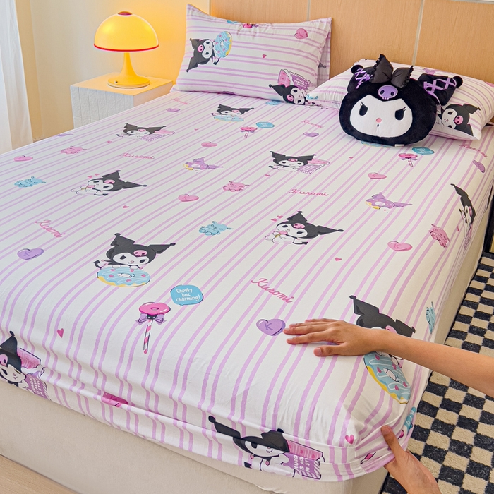 91家纺网 家纺一手货源 找家纺 金丝鸟家纺 2025新款三丽鸥系列全棉斜纹13370单品床笠 条纹库洛米