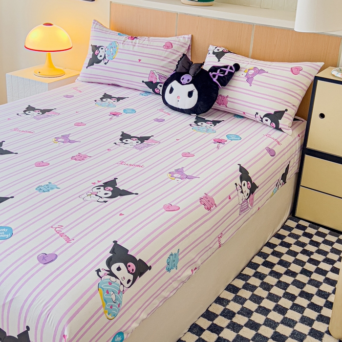 91家纺网 家纺一手货源 找家纺 金丝鸟家纺 2025新款三丽鸥系列全棉斜纹13370单品床笠 条纹库洛米