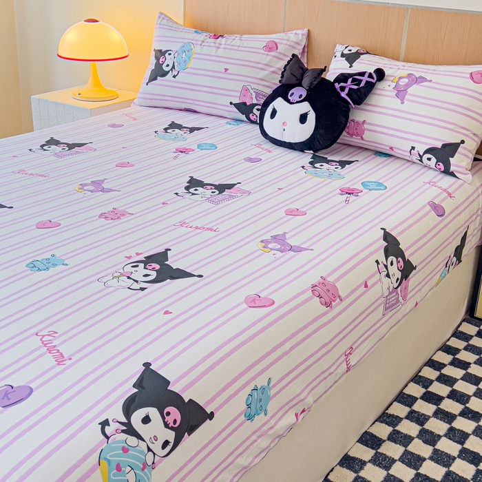 91家纺网 家纺一手货源 找家纺 金丝鸟家纺 2025新款三丽鸥系列全棉斜纹13370单品床笠 条纹库洛米