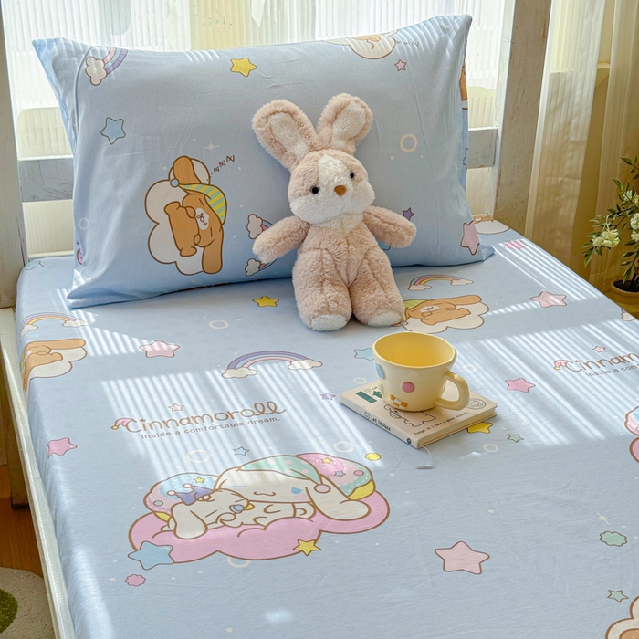 91家纺网 家纺一手货源 找家纺 金丝鸟家纺 2025新款三丽鸥系列全棉斜纹13370单品床笠-学生床 彩虹大耳朵狗