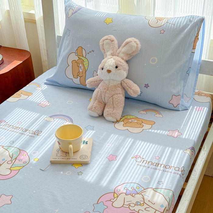 91家纺网 家纺一手货源 找家纺 金丝鸟家纺 2025新款三丽鸥系列全棉斜纹13370单品床笠-学生床 彩虹大耳朵狗