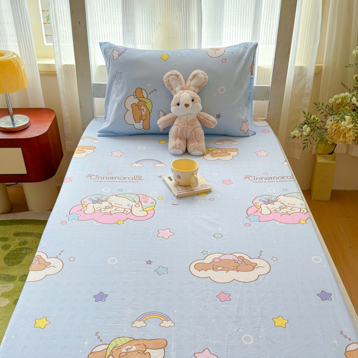 91家纺网 家纺一手货源 找家纺 金丝鸟家纺 2025新款三丽鸥系列全棉斜纹13370单品床笠-学生床 彩虹大耳朵狗