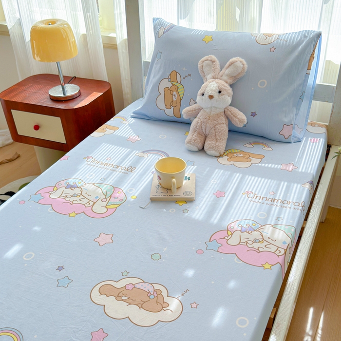 91家纺网 家纺一手货源 找家纺 金丝鸟家纺 2025新款三丽鸥系列全棉斜纹13370单品床笠-学生床 彩虹大耳朵狗