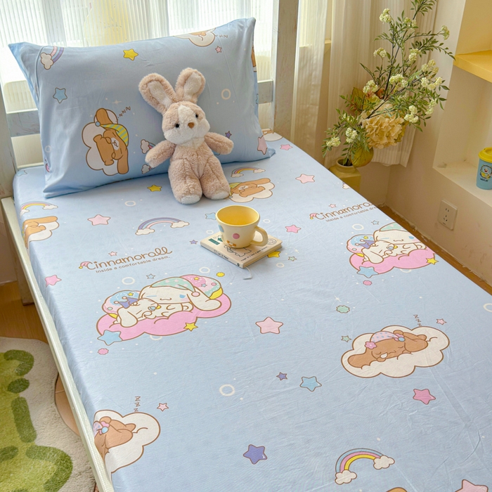 91家纺网 家纺一手货源 找家纺 金丝鸟家纺 2025新款三丽鸥系列全棉斜纹13370单品床笠-学生床 彩虹大耳朵狗