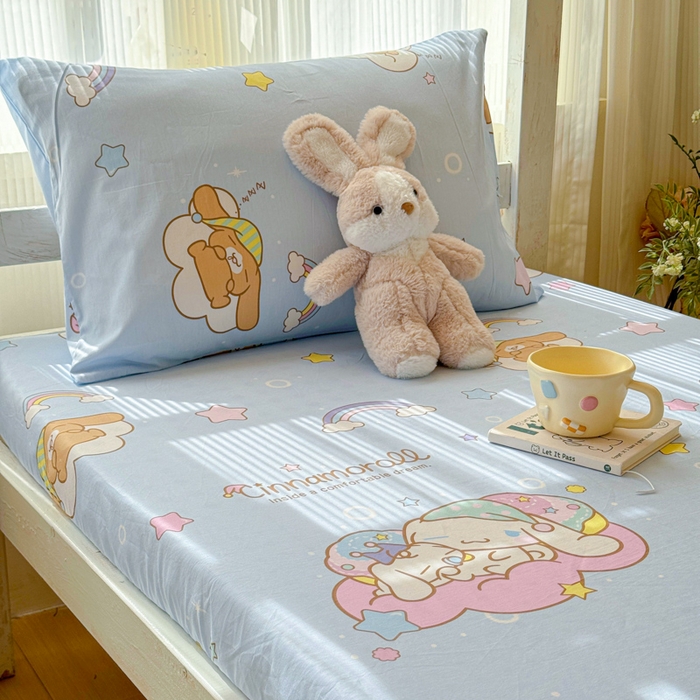 91家纺网 家纺一手货源 找家纺 金丝鸟家纺 2025新款三丽鸥系列全棉斜纹13370单品床笠-学生床 彩虹大耳朵狗