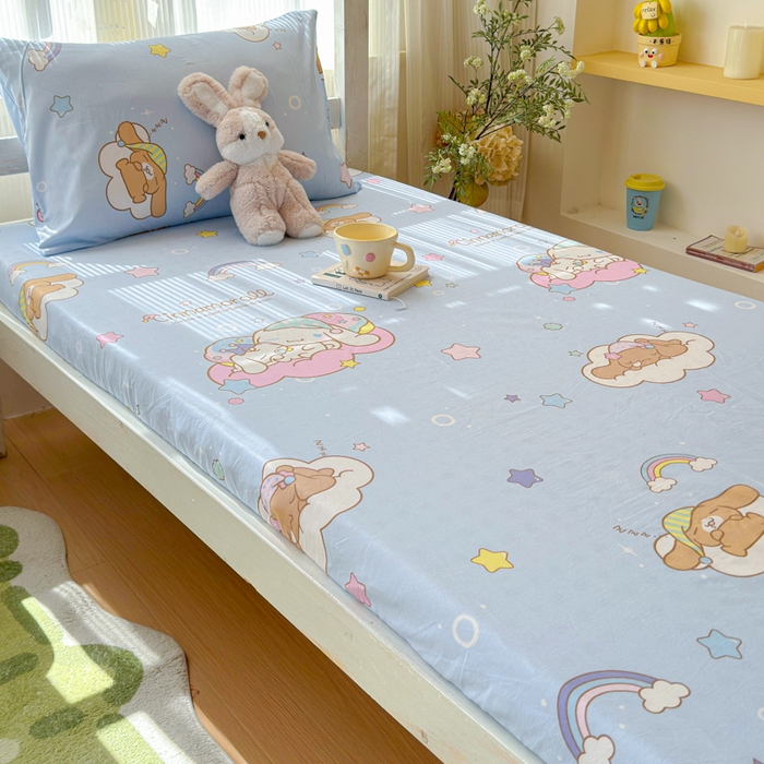 91家纺网 家纺一手货源 找家纺 金丝鸟家纺 2025新款三丽鸥系列全棉斜纹13370单品床笠-学生床 彩虹大耳朵狗