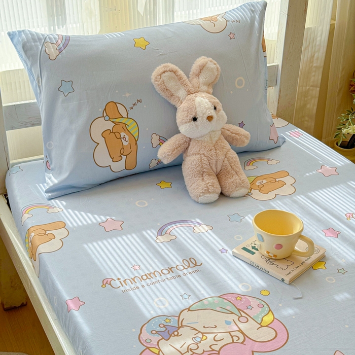 91家纺网 家纺一手货源 找家纺 金丝鸟家纺 2025新款三丽鸥系列全棉斜纹13370单品床笠-学生床 彩虹大耳朵狗