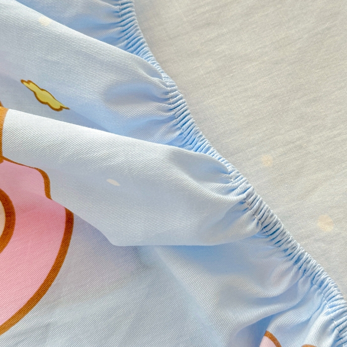 91家纺网 家纺一手货源 找家纺 金丝鸟家纺 2025新款三丽鸥系列全棉斜纹13370单品床笠-学生床 彩虹大耳朵狗