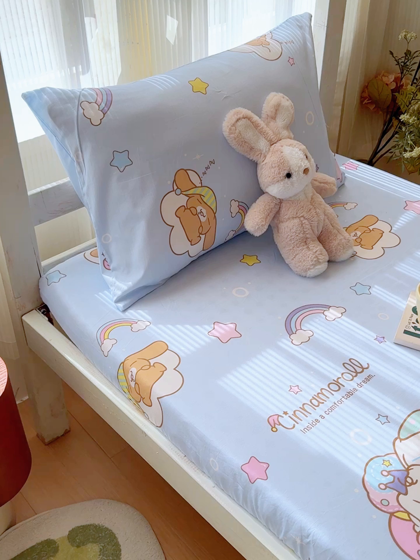 91家纺网 家纺一手货源 找家纺 金丝鸟家纺 2025新款三丽鸥系列全棉斜纹13370单品床笠-学生床 彩虹大耳朵狗