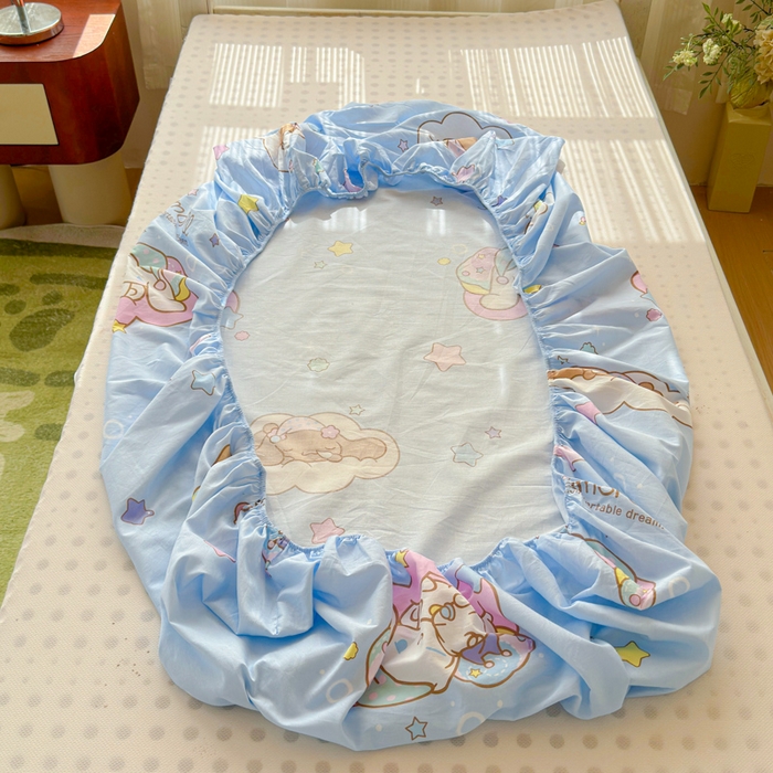 91家纺网 家纺一手货源 找家纺 金丝鸟家纺 2025新款三丽鸥系列全棉斜纹13370单品床笠-学生床 彩虹大耳朵狗