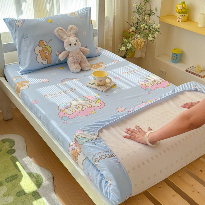 91家纺网 家纺一手货源 找家纺 金丝鸟家纺 2025新款三丽鸥系列全棉斜纹13370单品床笠-学生床 彩虹大耳朵狗