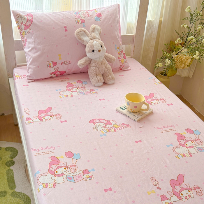 91家纺网 家纺一手货源 找家纺 金丝鸟家纺 2025新款三丽鸥系列全棉斜纹13370单品床笠-学生床 波点美乐蒂