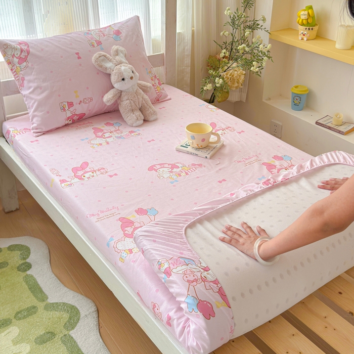 91家纺网 家纺一手货源 找家纺 金丝鸟家纺 2025新款三丽鸥系列全棉斜纹13370单品床笠-学生床 波点美乐蒂