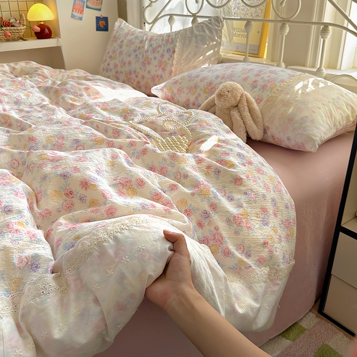 91家纺网 家纺一手货源 找家纺 思诺羽床笠 2025新款A类法式小清新皱皱纱花边蕾丝水洗棉床上四件套宿舍床笠三件套 繁花千朵