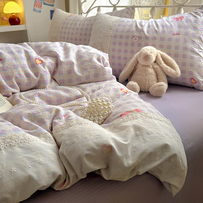 91家纺网 家纺一手货源 找家纺 思诺羽床笠 2025新款A类法式小清新皱皱纱花边蕾丝水洗棉床上四件套宿舍床笠三件套 草莓心情