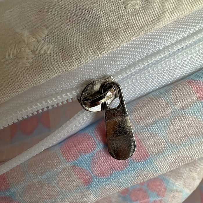 91家纺网 家纺一手货源 找家纺 思诺羽床笠 2025新款A类法式小清新皱皱纱花边蕾丝水洗棉床上四件套宿舍床笠三件套 草莓心情