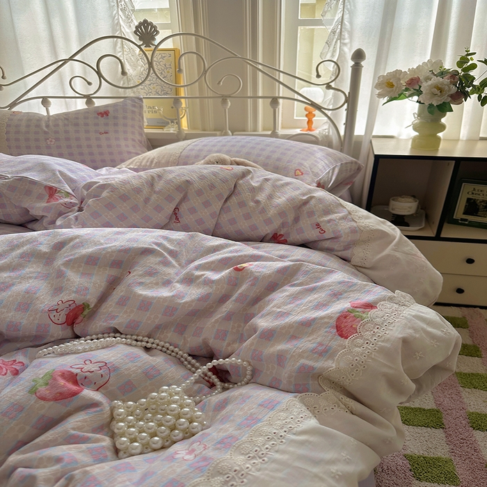 91家纺网 家纺一手货源 找家纺 思诺羽床笠 2025新款A类法式小清新皱皱纱花边蕾丝水洗棉床上四件套宿舍床笠三件套 草莓心情