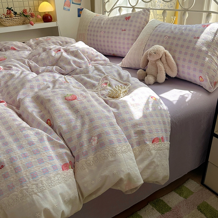 91家纺网 家纺一手货源 找家纺 思诺羽床笠 2025新款A类法式小清新皱皱纱花边蕾丝水洗棉床上四件套宿舍床笠三件套 草莓心情