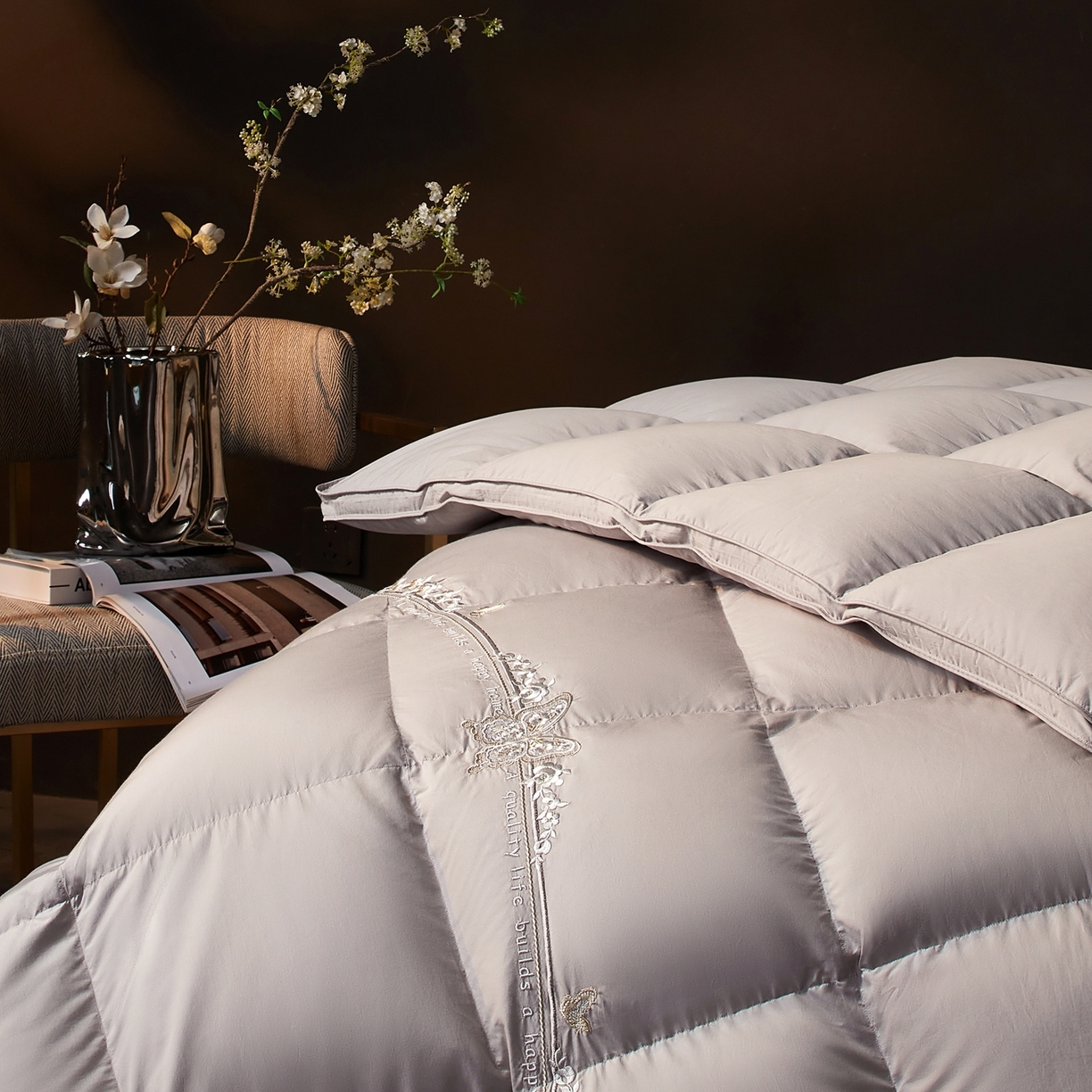 91家纺网 家纺一手货源 找家纺 织梦人羽绒工厂店2025新款羽绒被壳 蝶韵-灰