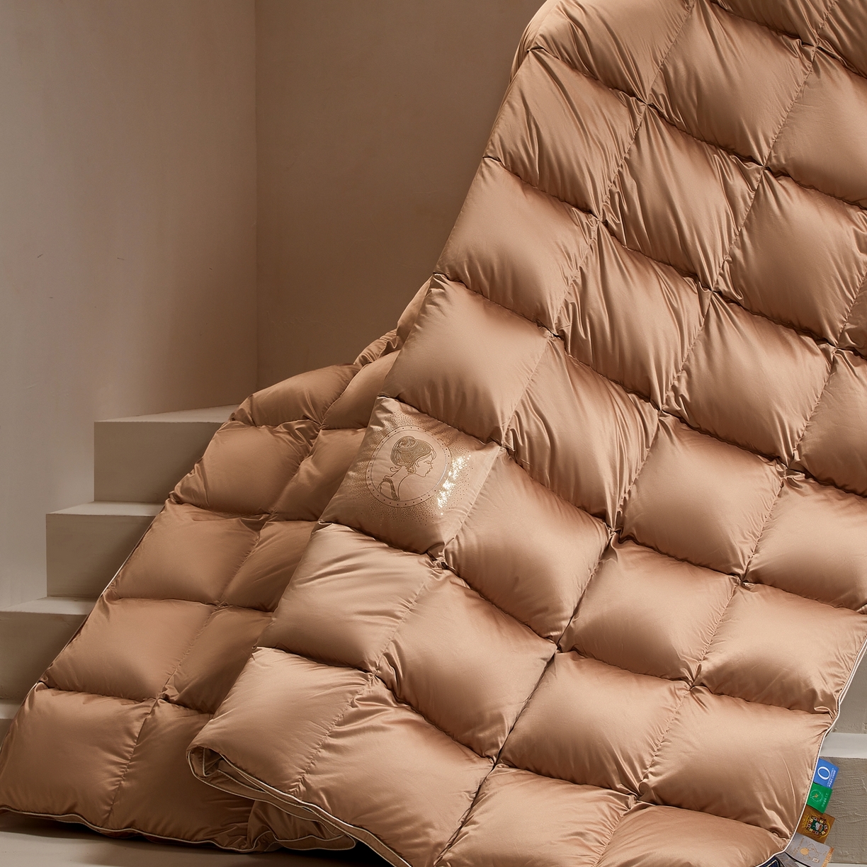 91家纺网 家纺一手货源 找家纺 织梦人羽绒工厂店2025新款羽绒被壳 贵夫人真丝缎-咖金