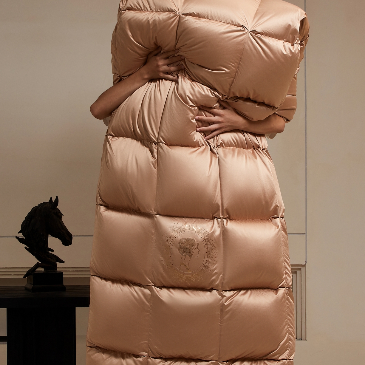 91家纺网 家纺一手货源 找家纺 织梦人羽绒工厂店2025新款羽绒被壳 贵夫人真丝缎-咖金