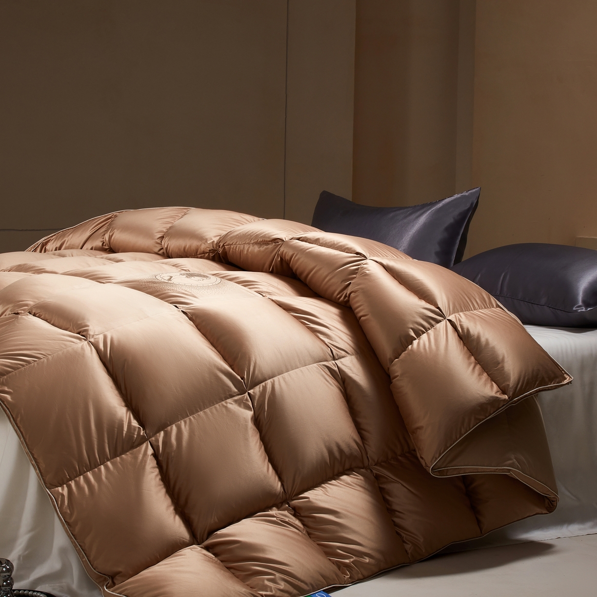 91家纺网 家纺一手货源 找家纺 织梦人羽绒工厂店2025新款羽绒被壳 贵夫人真丝缎-咖金