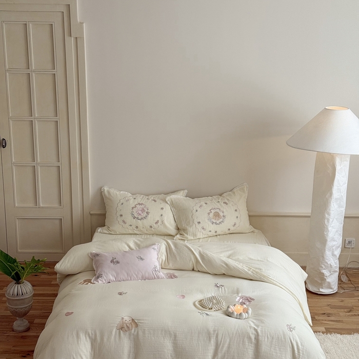 91家纺网 家纺一手货源 找家纺 （总）鹿班家居 2025新款全棉纯棉皱皱纱精密刺绣四件套-糯糯奶泡（标准会员-20元）（标准会员-20元）