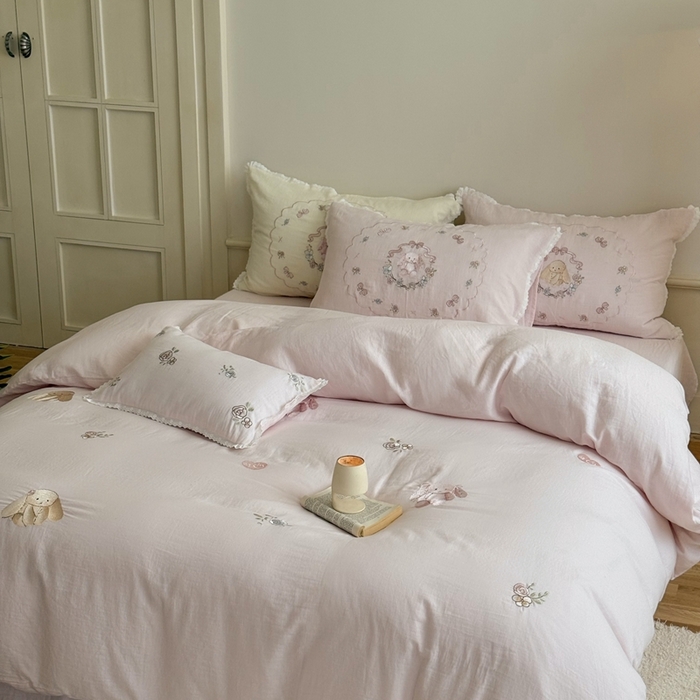 91家纺网 家纺一手货源 找家纺 鹿班家居 2025新款全棉纯棉皱皱纱精密刺绣四件套-糯糯奶泡（标准会员-20元） 糯糯奶泡-粉色