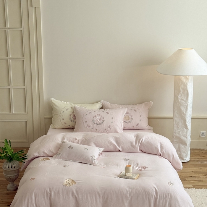 91家纺网 家纺一手货源 找家纺 鹿班家居 2025新款全棉纯棉皱皱纱精密刺绣四件套-糯糯奶泡（标准会员-20元） 糯糯奶泡-粉色