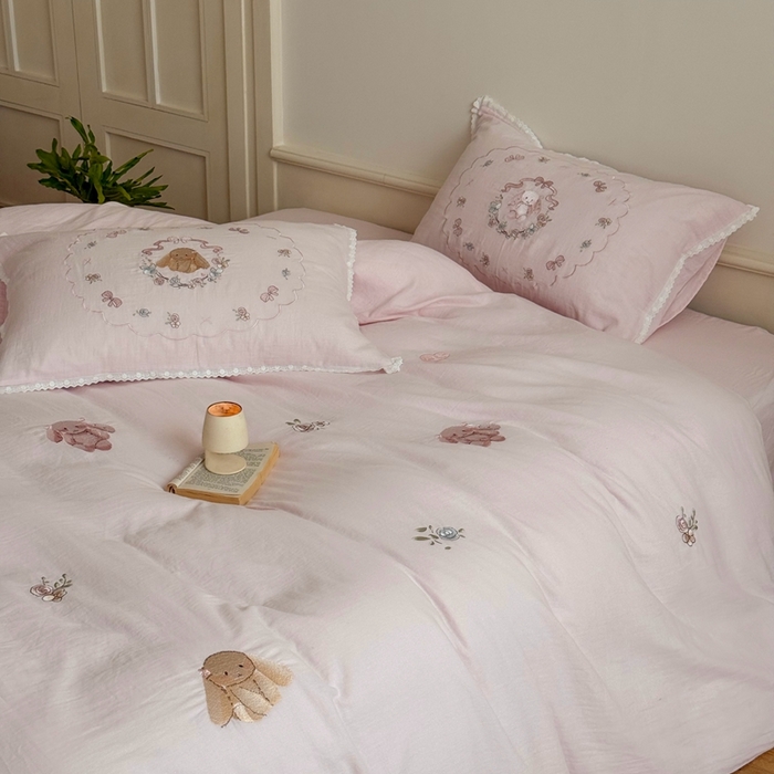 91家纺网 家纺一手货源 找家纺 鹿班家居 2025新款全棉纯棉皱皱纱精密刺绣四件套-糯糯奶泡（标准会员-20元） 糯糯奶泡-粉色
