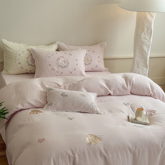 91家纺网 家纺一手货源 找家纺 鹿班家居 2025新款全棉纯棉皱皱纱精密刺绣四件套-糯糯奶泡（标准会员-20元） 糯糯奶泡-粉色