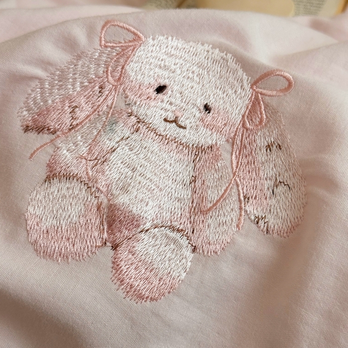 91家纺网 家纺一手货源 找家纺 鹿班家居 2025新款全棉纯棉皱皱纱精密刺绣四件套-糯糯奶泡（标准会员-20元） 糯糯奶泡-粉色