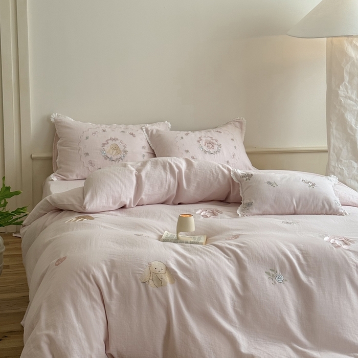 91家纺网 家纺一手货源 找家纺 鹿班家居 2025新款全棉纯棉皱皱纱精密刺绣四件套-糯糯奶泡（标准会员-20元） 糯糯奶泡-粉色