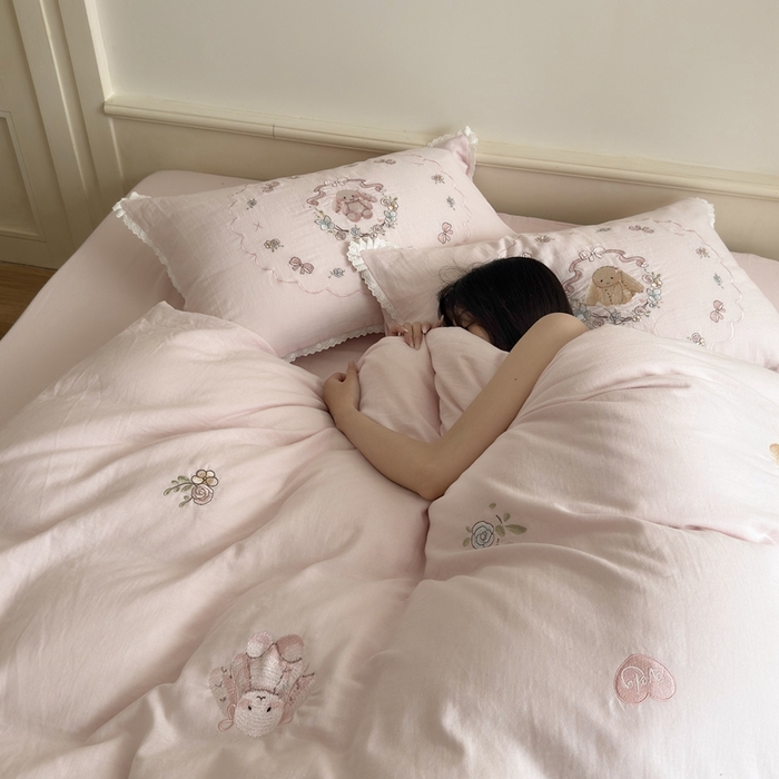 91家纺网 家纺一手货源 找家纺 鹿班家居 2025新款全棉纯棉皱皱纱精密刺绣四件套-糯糯奶泡（标准会员-20元） 糯糯奶泡-粉色