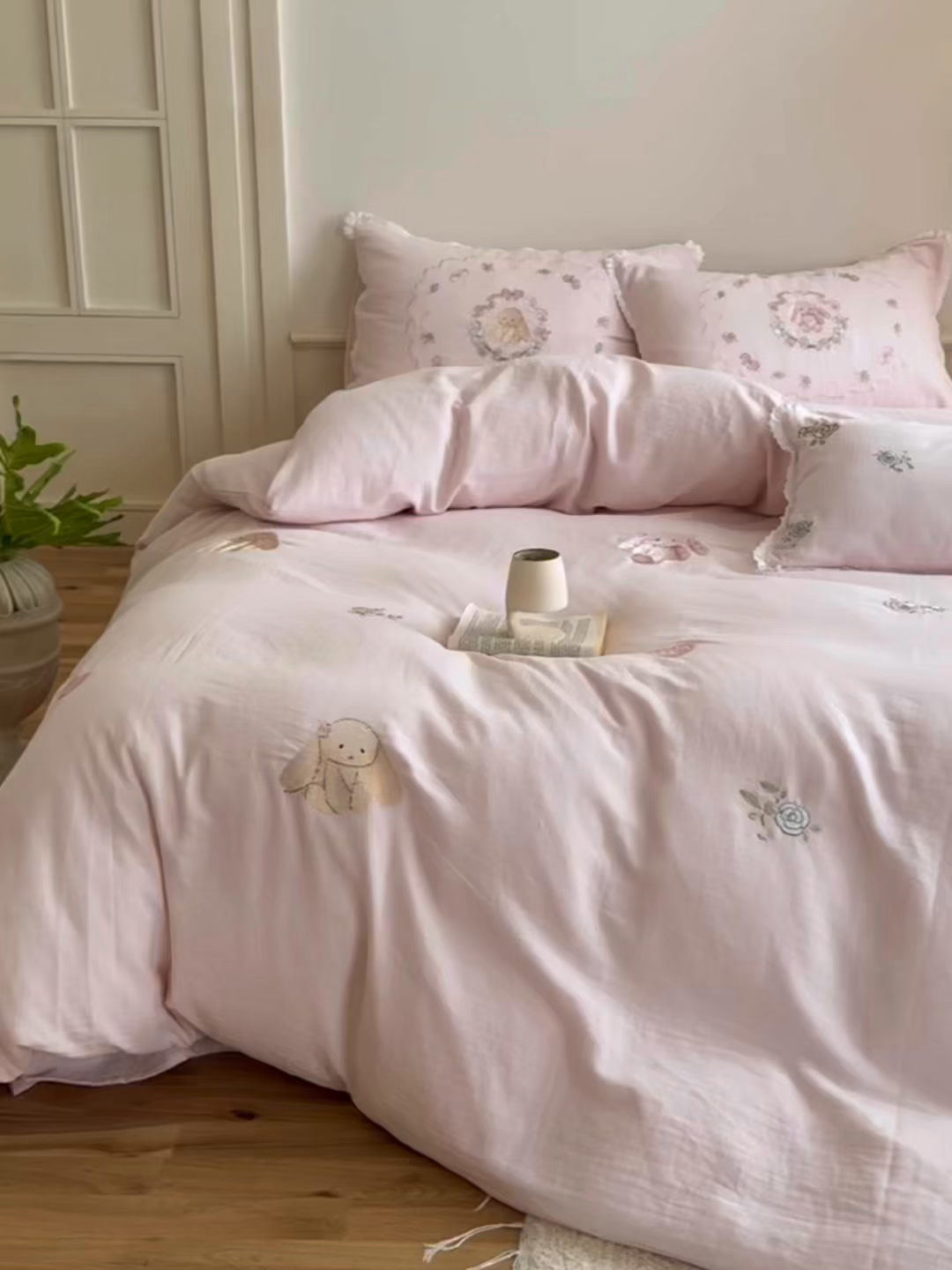 91家纺网 家纺一手货源 找家纺 鹿班家居 2025新款全棉纯棉皱皱纱精密刺绣四件套-糯糯奶泡（标准会员-20元） 糯糯奶泡-粉色