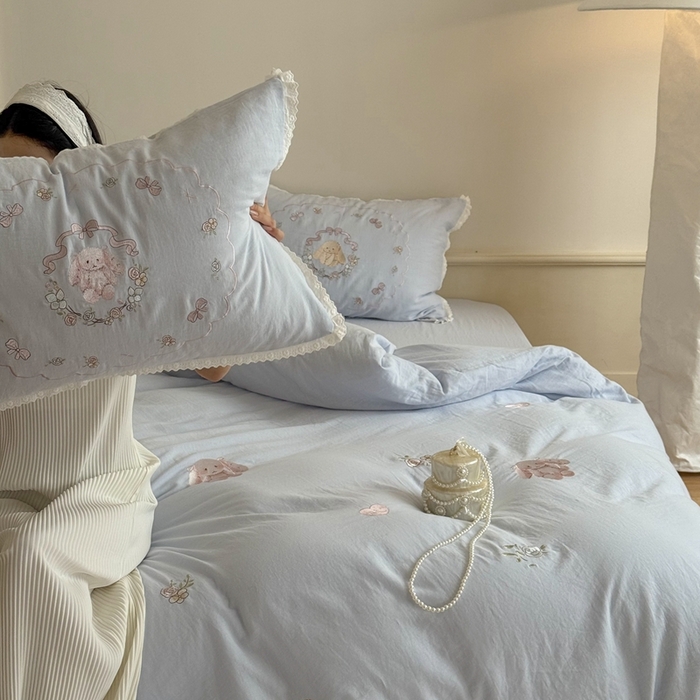 91家纺网 家纺一手货源 找家纺 鹿班家居 2025新款全棉纯棉皱皱纱精密刺绣四件套-糯糯奶泡（标准会员-20元） 糯糯奶泡-蓝色