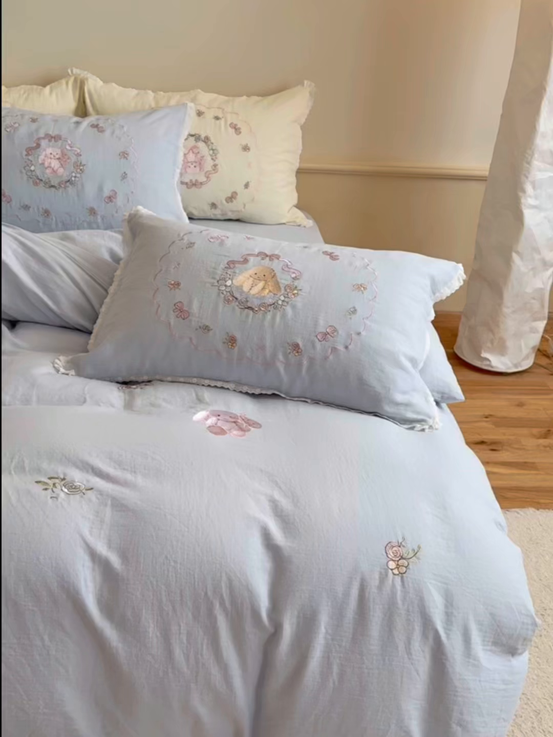 91家纺网 家纺一手货源 找家纺 鹿班家居 2025新款全棉纯棉皱皱纱精密刺绣四件套-糯糯奶泡（标准会员-20元） 糯糯奶泡-蓝色