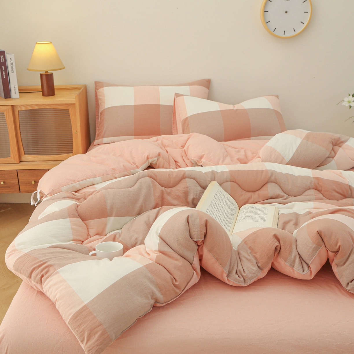 91家纺网 家纺一手货源 找家纺 牛魔王家居 2025新款水洗棉格子冬被春秋被纤维被被子 粉大格